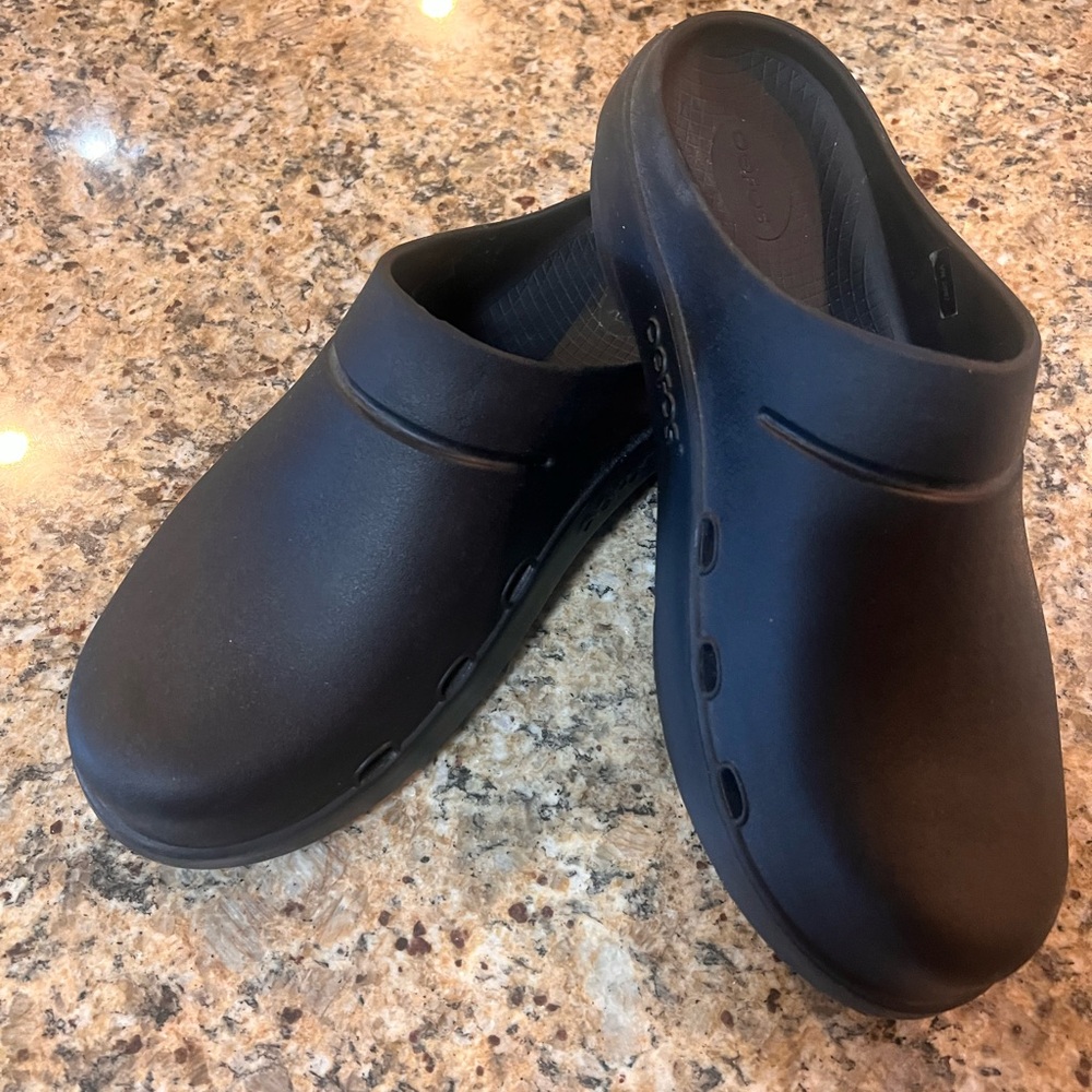 Oofos men’s black clog 12